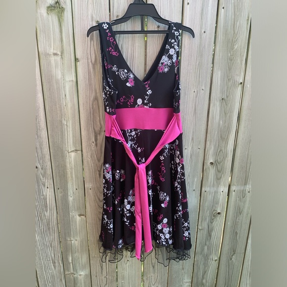 Black V-Neck Sleeveless Sundress - Picture 3 of 5